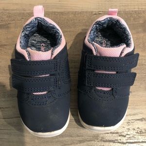 Carters Walker shoes size 4 great condition